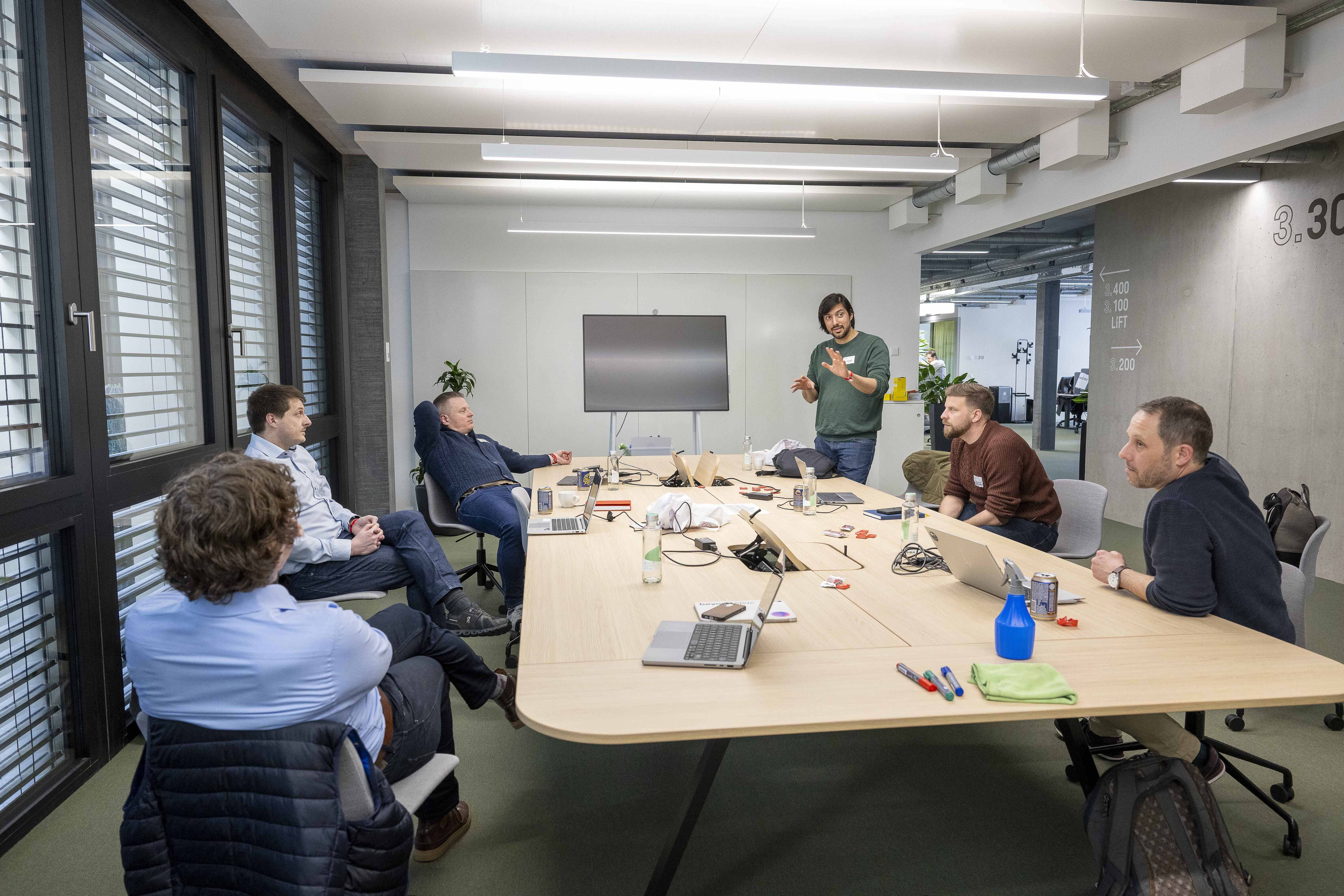 Pendant deux jours, les participants au GovTech Hackathon 2024 se sont penchés sérieusement sur la recherche de solutions numériques pour la Suisse connectée. Avant de se lancer, ils ont pu choisir le défi sur lequel ils voulaient travailler en équipe, parmi…